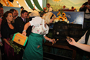 Anstich 2010 mit 2 1/2 Schlägen im Auer Bräu Zelt durch Oberbürgermeisterin Gabriele Bauer (Foto. MartiN Schmitz)